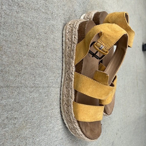 Universal Thread Platform Sandals - Picture 3 of 4